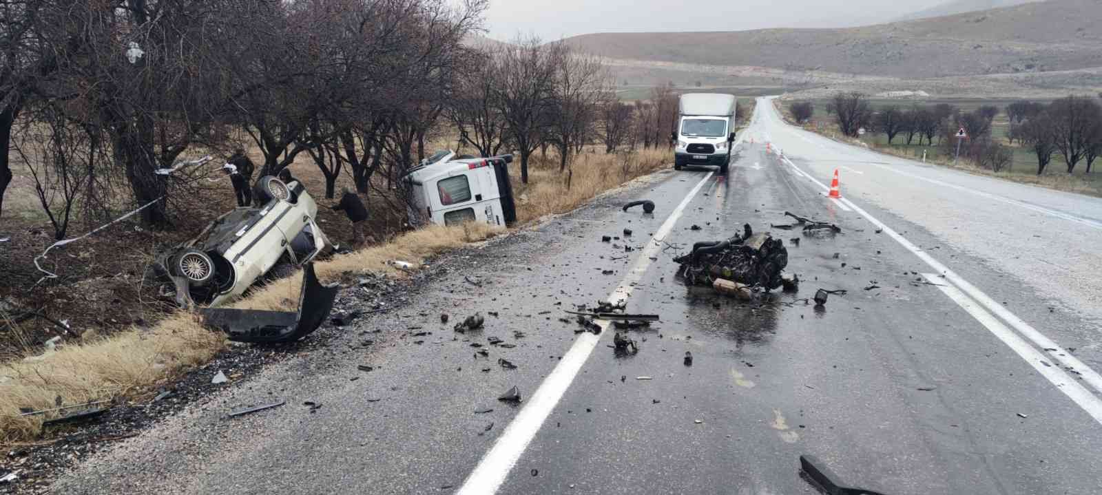 AFYONKARAHİSAR’DA KAMYONET İLE ÇARPIŞIP