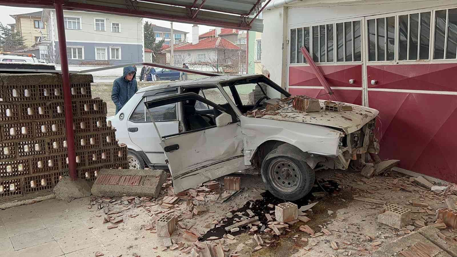 AFYONKARAHİSAR’DA OTOMOBİLLE ÇARPIŞTIKTAN SONRA