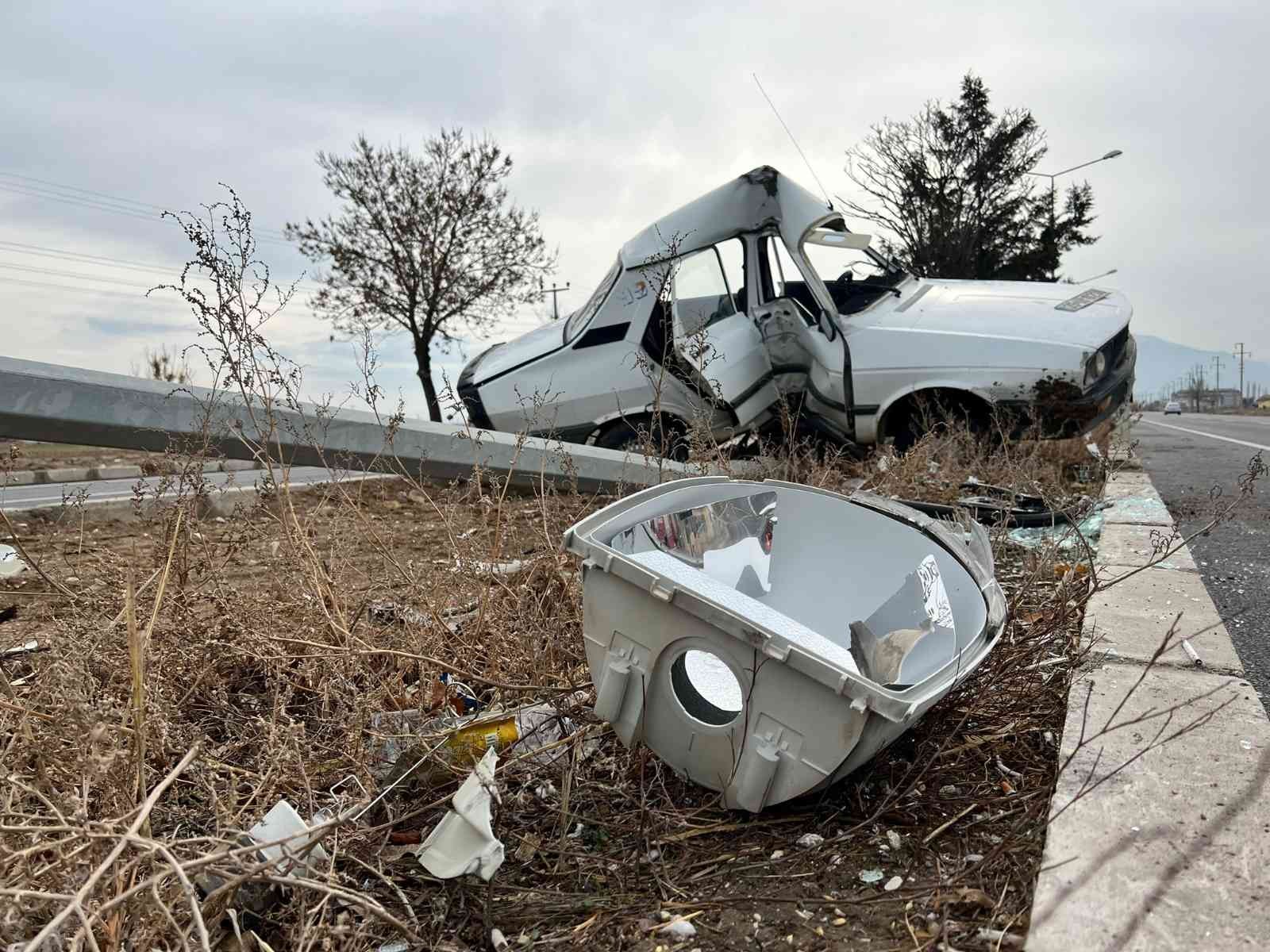 AFYONKARAHİSAR’DA AYDINLATMA DİREĞİNE ÇARPTIKTAN