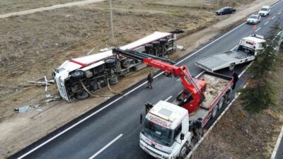 Devrilen tekstil malzemesi yüklü tır yoğun uğraşlar sonucu kaldırıldı