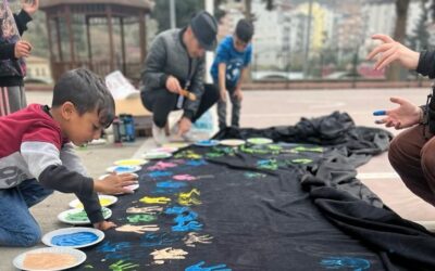 Oyuncak dolu kamyonlar çocuklar için yola çıktı