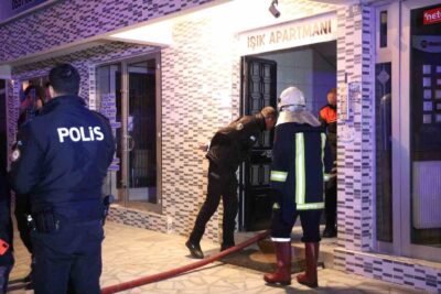 Afyonkarahisar’da bir apartmanda yangın çıktı, 3 kişi dumandan etkilendi