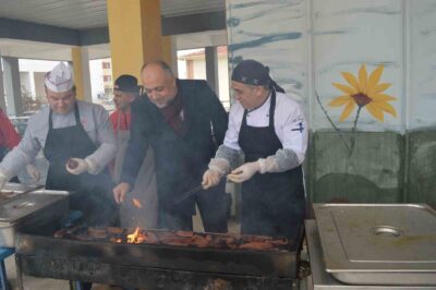 Afyonkarahisar’da sucuk mangalları depremzedeler için yandı