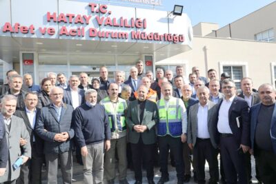 Başkan Zeybek afet bölgesi İskenderun’da