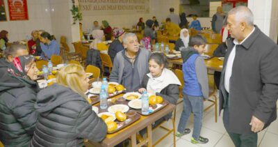 Başkan Zeybek ilk iftarı depremzedelerle yaptı