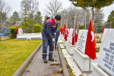 Şehitliklerde temizlik çalışmaları