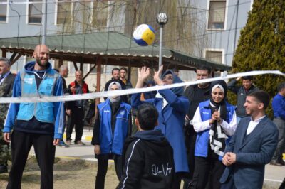 Vali Yiğitbaşı ile  Başkan Zeybek, depremzede çocuklarla voleybol oynadı