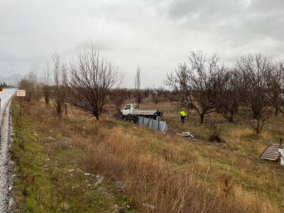 Afyonkarahisar'da kamyonetin yoldan çıkması sonucu 3 kişi yaralandı