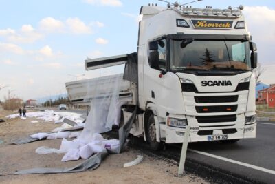 Afyonkarahisar'da un yüklü tır şarampole girdi