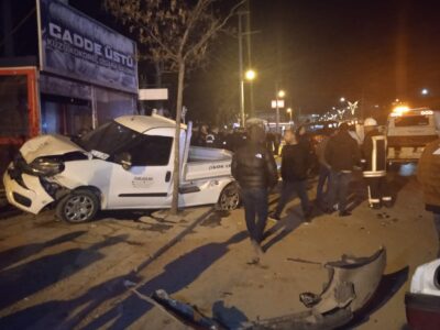 Afyonkarahisar'daki park halindeki 2 araca çarpan otomobildeki 1 kişi öldü, 4 kişi yaralandı