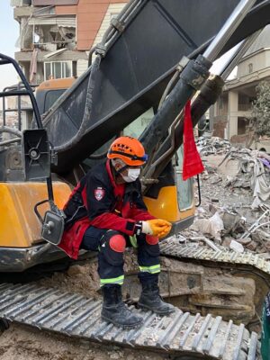 Arama kurtarma ekibinin “dedesi” her depremde yardıma koşuyor