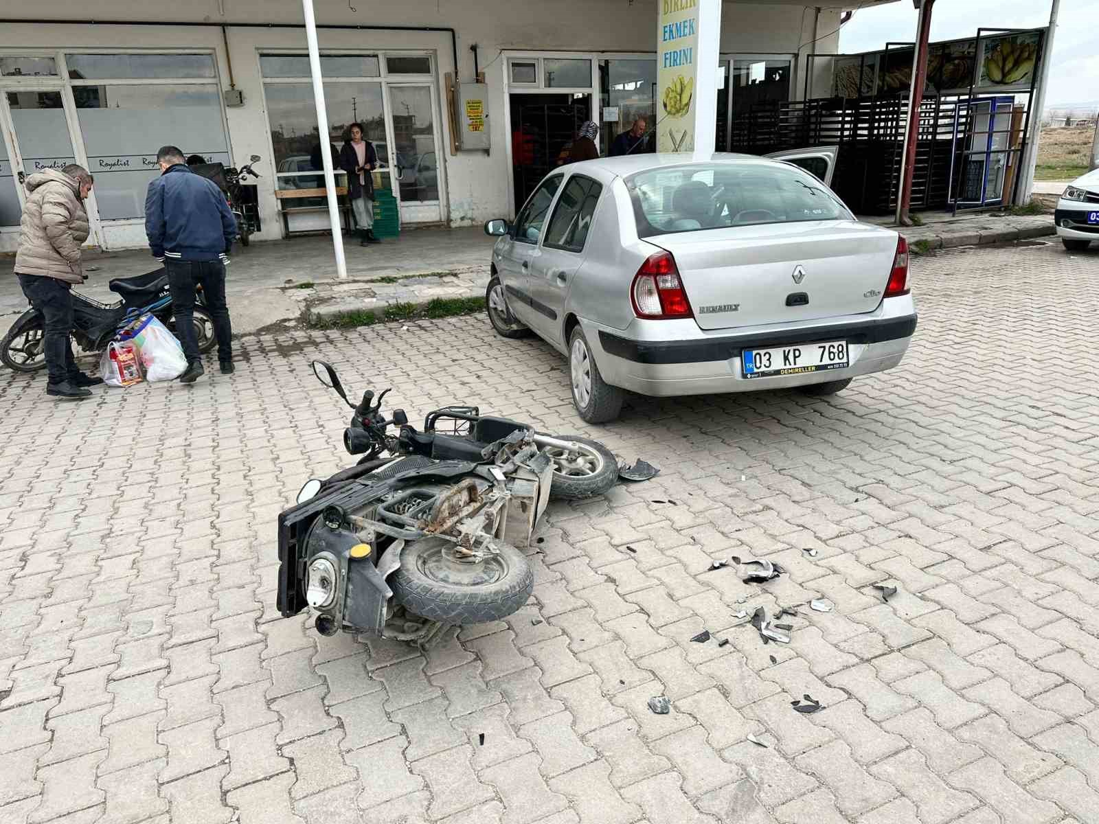 AFYONKARAHİSAR’DA OTOMOBİLLE ÇARPIŞAN ELEKTRİKLİ