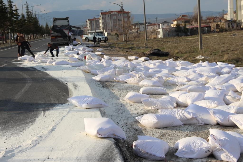 AFYONKARAHİSAR’DA SÜRÜCÜSÜNÜN KONTROLÜNDEN ÇIKAN