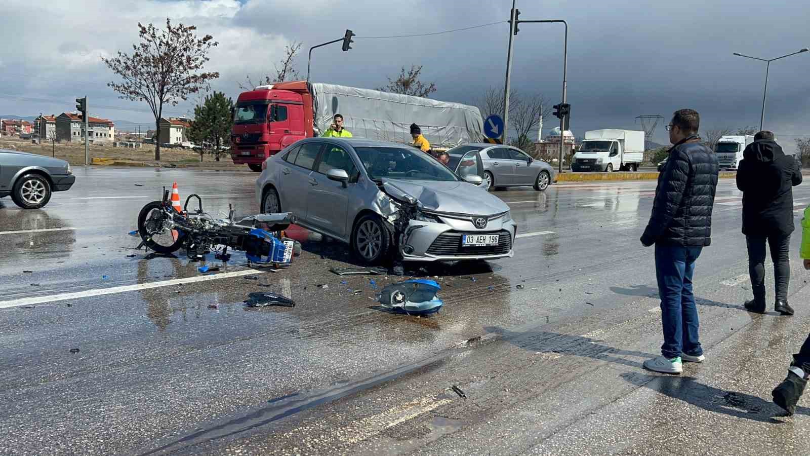 AFYONKARAHİSAR’DA OTOMOBİLLE ÇARPIŞAN MOTOSİKLETİN