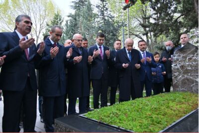 MHP Lideri Bahçeli Alparslan Türkeş’in kabrini ziyaret etti