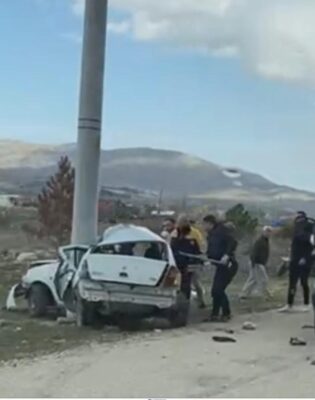 Afyonkarahisar'da beton direğe çarpan otomobildeki 2 kişi yaşamını yitirdi