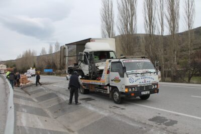 Afyonkarahisar'da devrilen kamyonetteki 2 kişi yaralandı