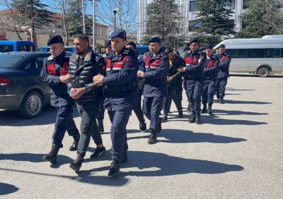 Afyonkarahisar'da uyuşturucu operasyonunda yakalanan 7 kişiden 2'si tutuklandı