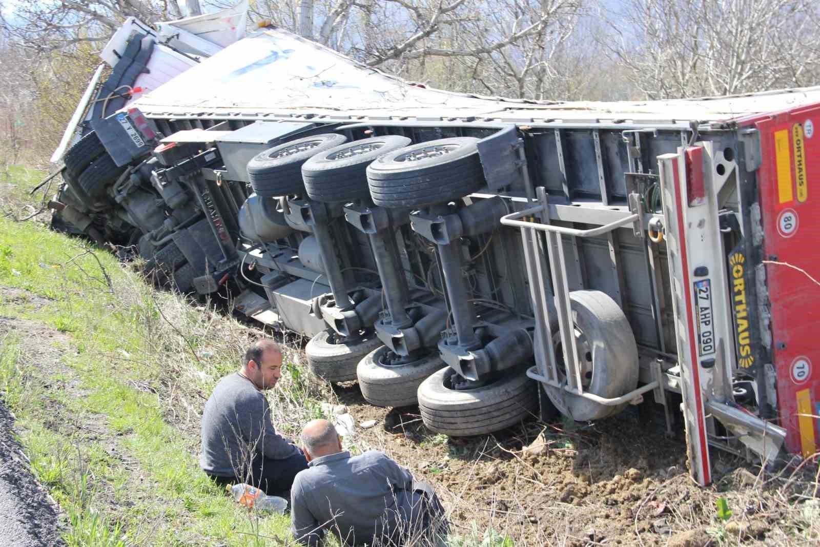 AFYONKARAHİSAR’DA KONTROLDEN ÇIKAN TIR