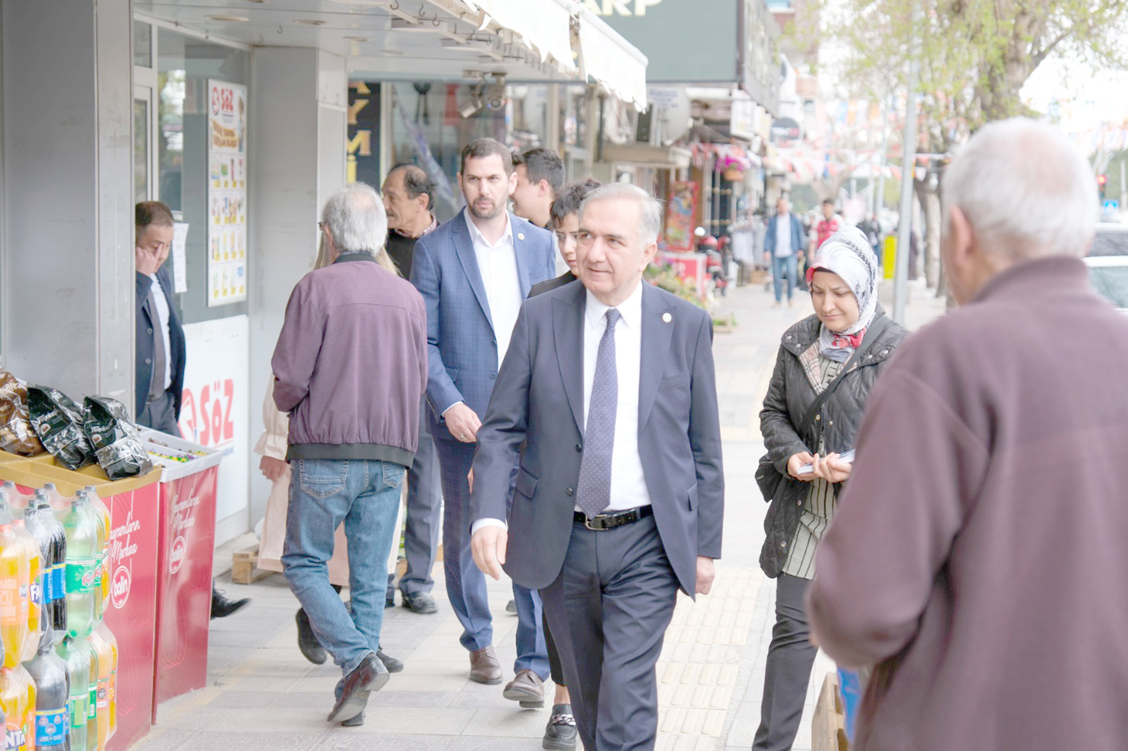 Kurtuluş Caddesi’nde temaslarda bulunan