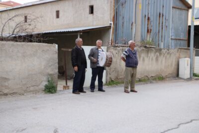 Sandıklı'da ramazan davulcuları bahşişlerini topluyor