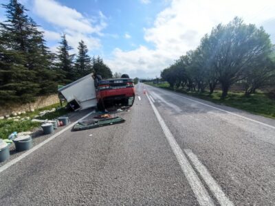 Dinar’da peynir yüklü kamyonet devrildi!