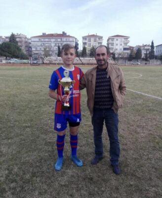 Önce 18 yaşındaki futbolcu, bir saat sonra babası kalp krizinden öldü!