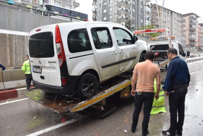 Afyonkarahisar'da altgeçitte mahsur kalan 4 araç çekici yardımıyla kurtarıldı