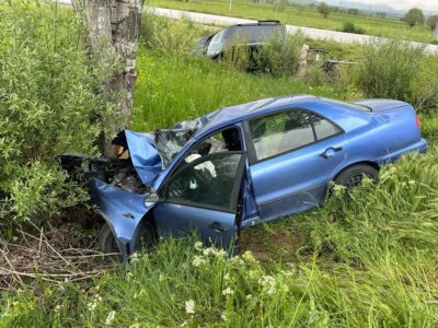 Afyonkarahisar'da hafif ticari aracın çarptığı otomobilin sürücüsü yaralandı