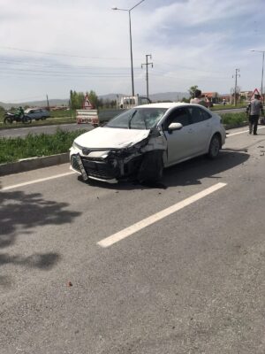 Afyonkarahisar'da motosikletin otomobile çarpması sonucu 2 kardeş yaralandı