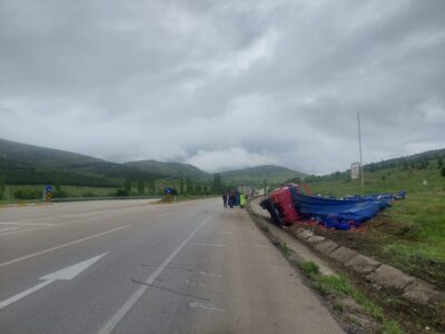 Afyonkarahisar'da şarampole devrilen kamyondaki 1 kişi yaralandı