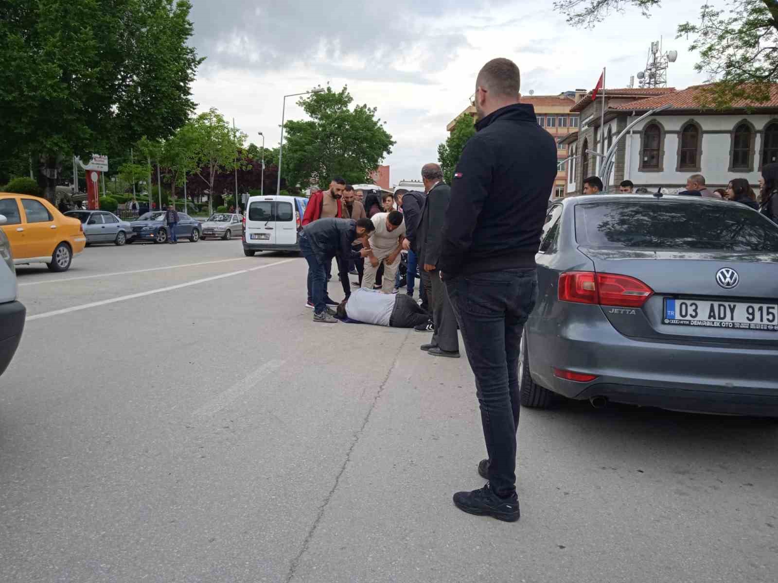 AFYONKARAHİSAR’DA YOLDA KARŞIDAN KARŞIYA