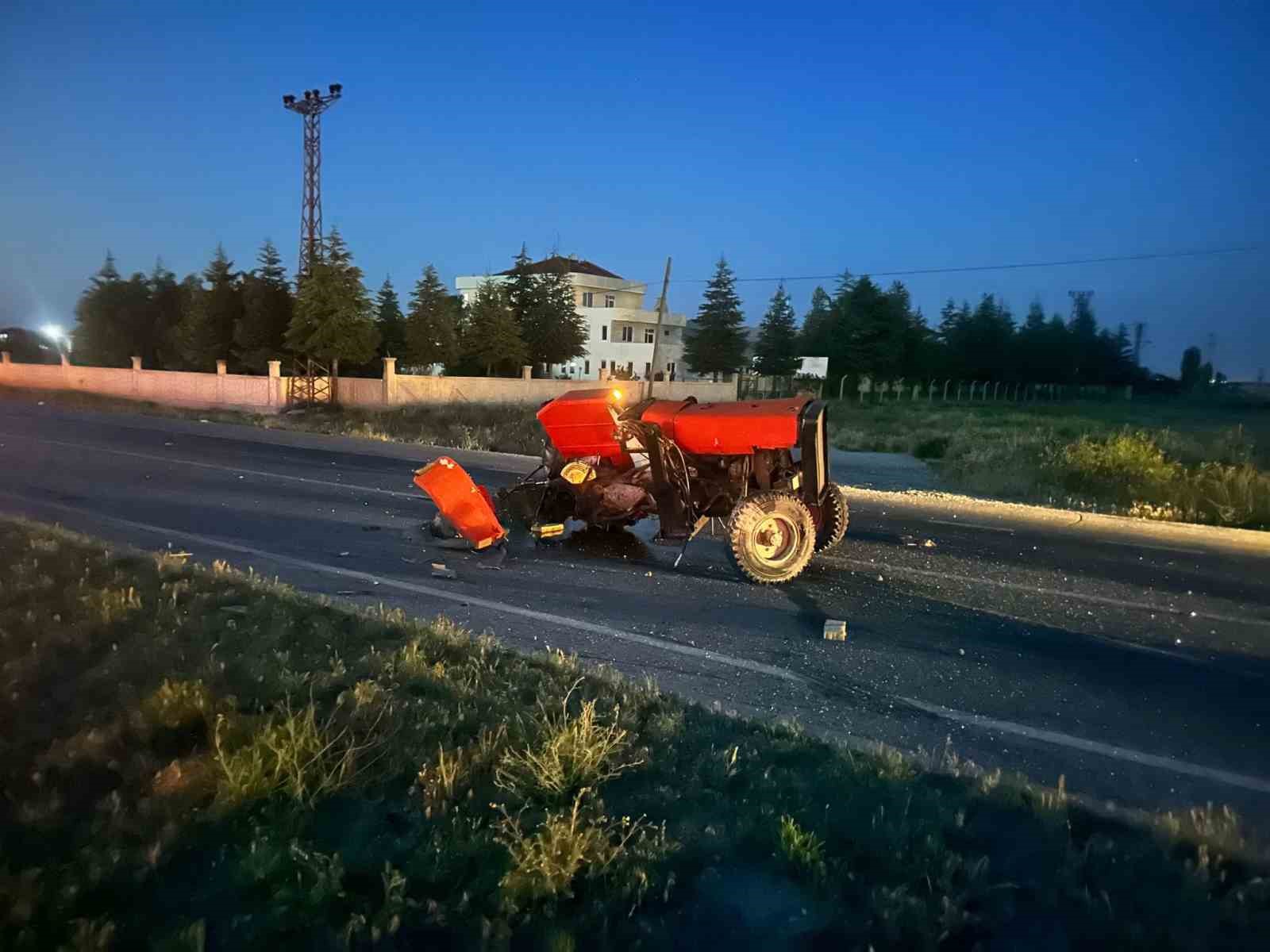 AFYONKARAHİSAR'DA OTOMOBİLİN ÇARPTIĞI TRAKTÖR