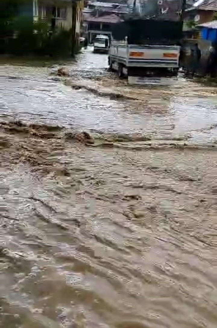 AFYONKARAHİSAR’DA ANİDEN BASTIRAN SAĞANAK