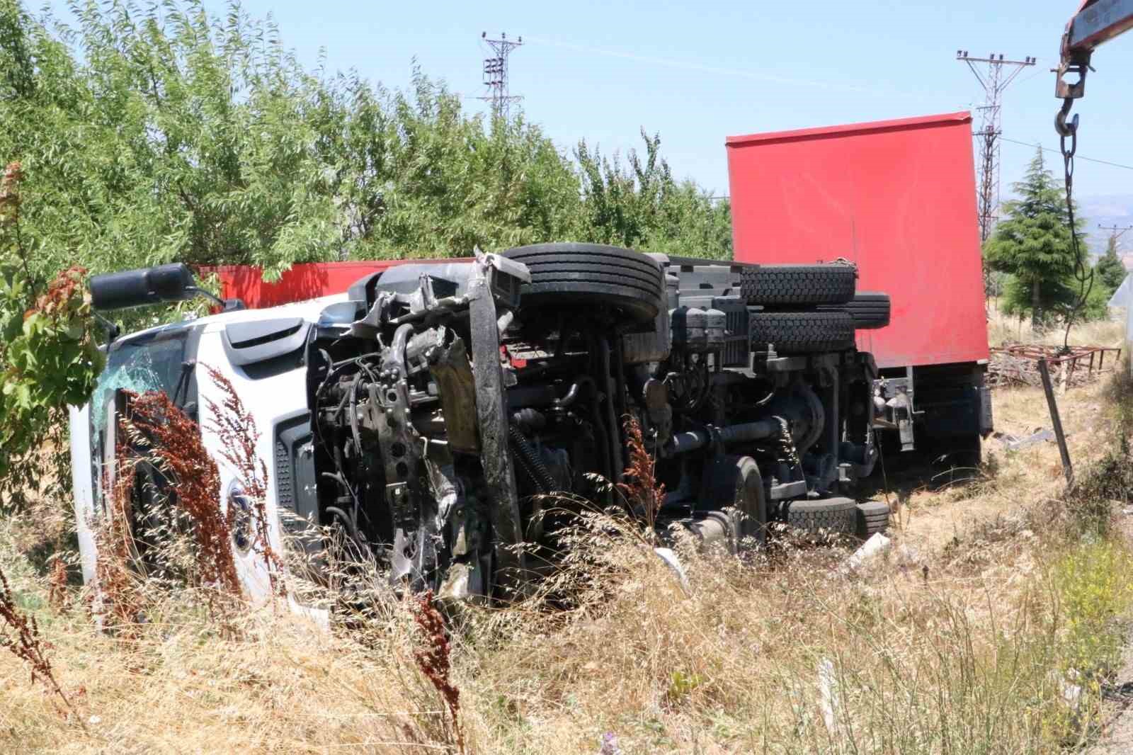 AFYONKARAHİSAR’DA TIRIN BARAKAYA ÇARPIP