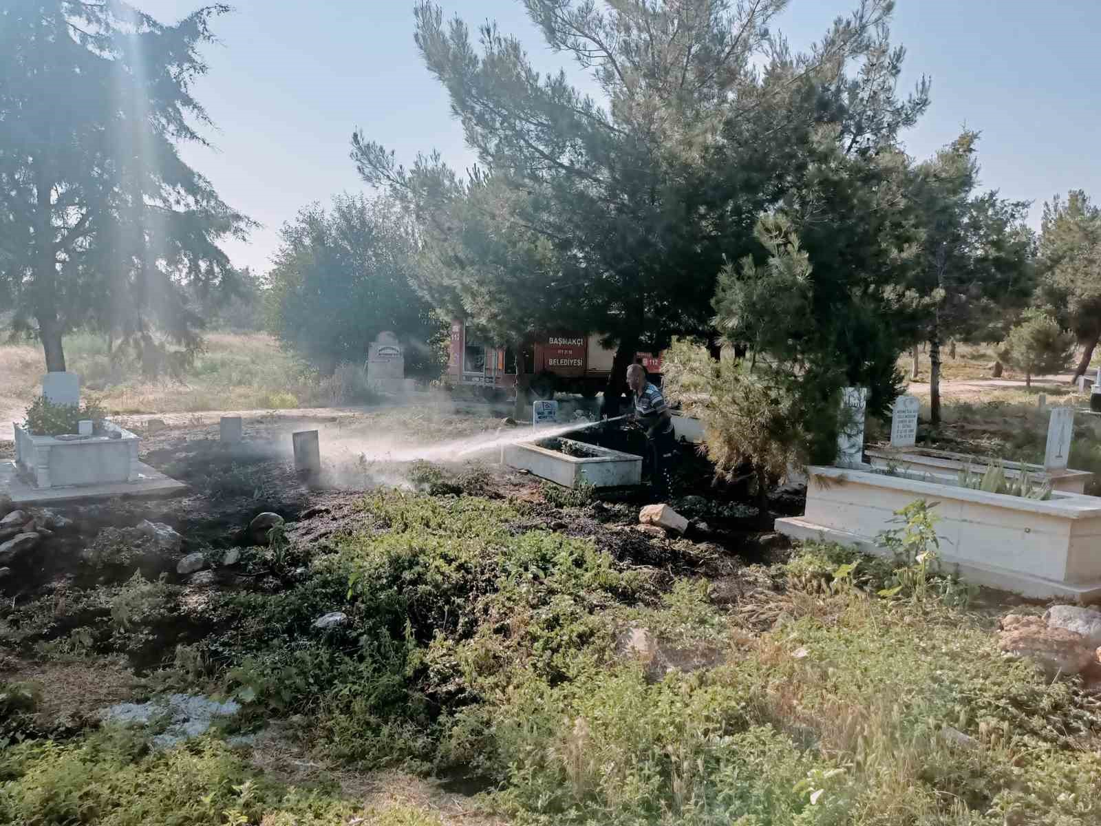 AFYONKARAHİSAR’IN BAŞMAKÇI İLÇESİNDE MEZARLIKTA