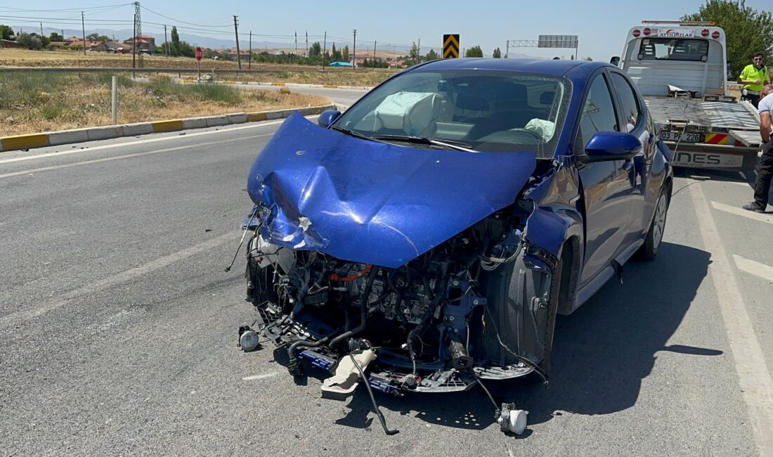 Afyonkarahisar’da iki otomobilin çarpışması