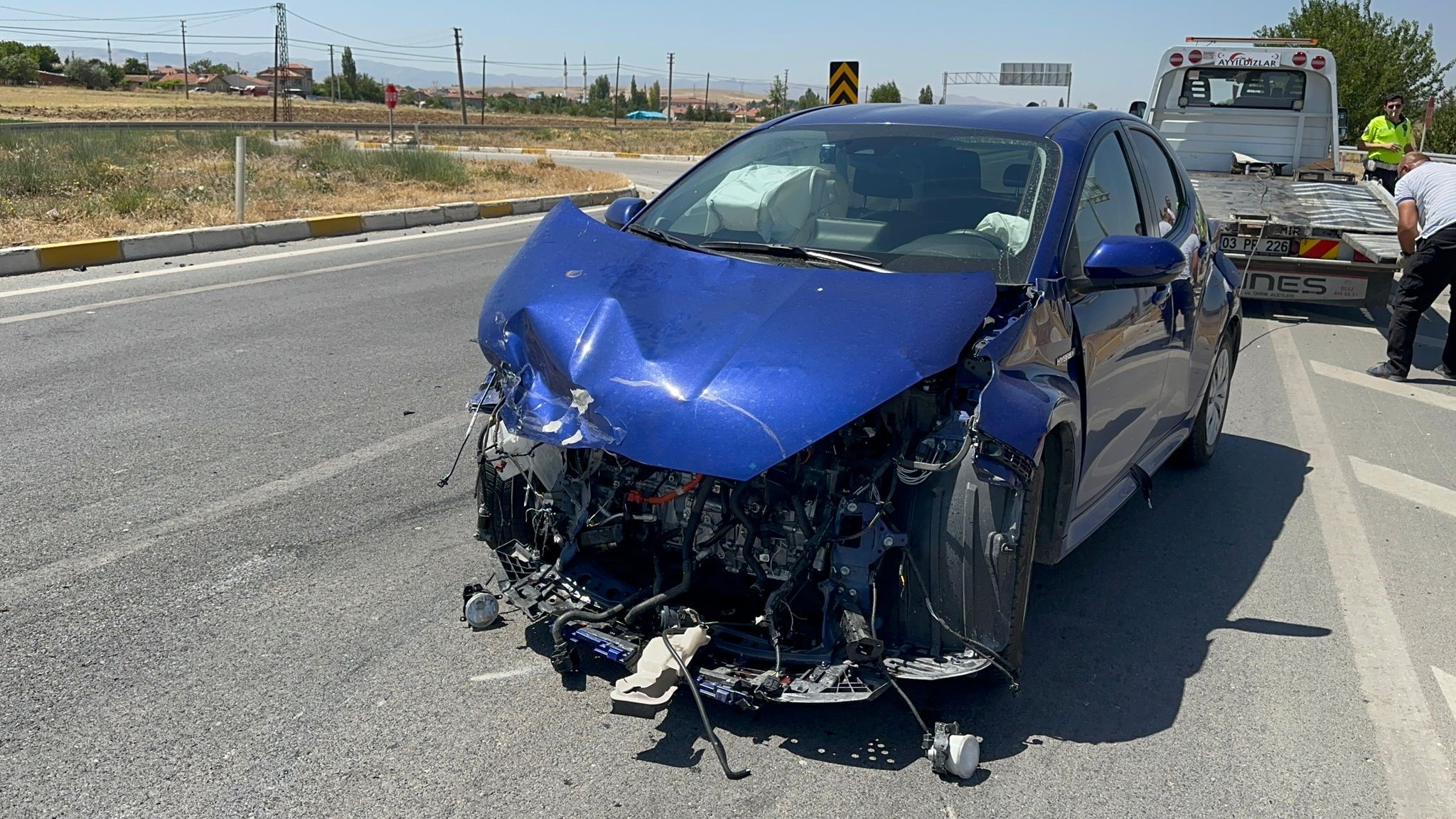 Çarpışan otomobillerden birisinin tekerleği koptu, 2 çocuk yaralandı!