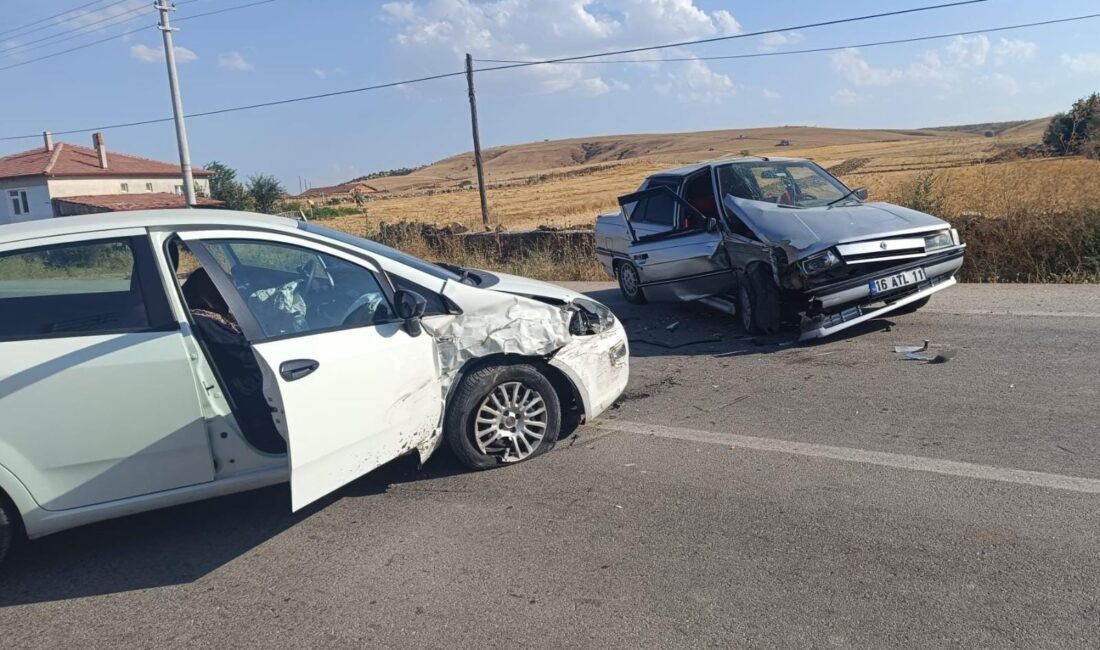 Afyonkarahisar’da iki otomobilin kafa