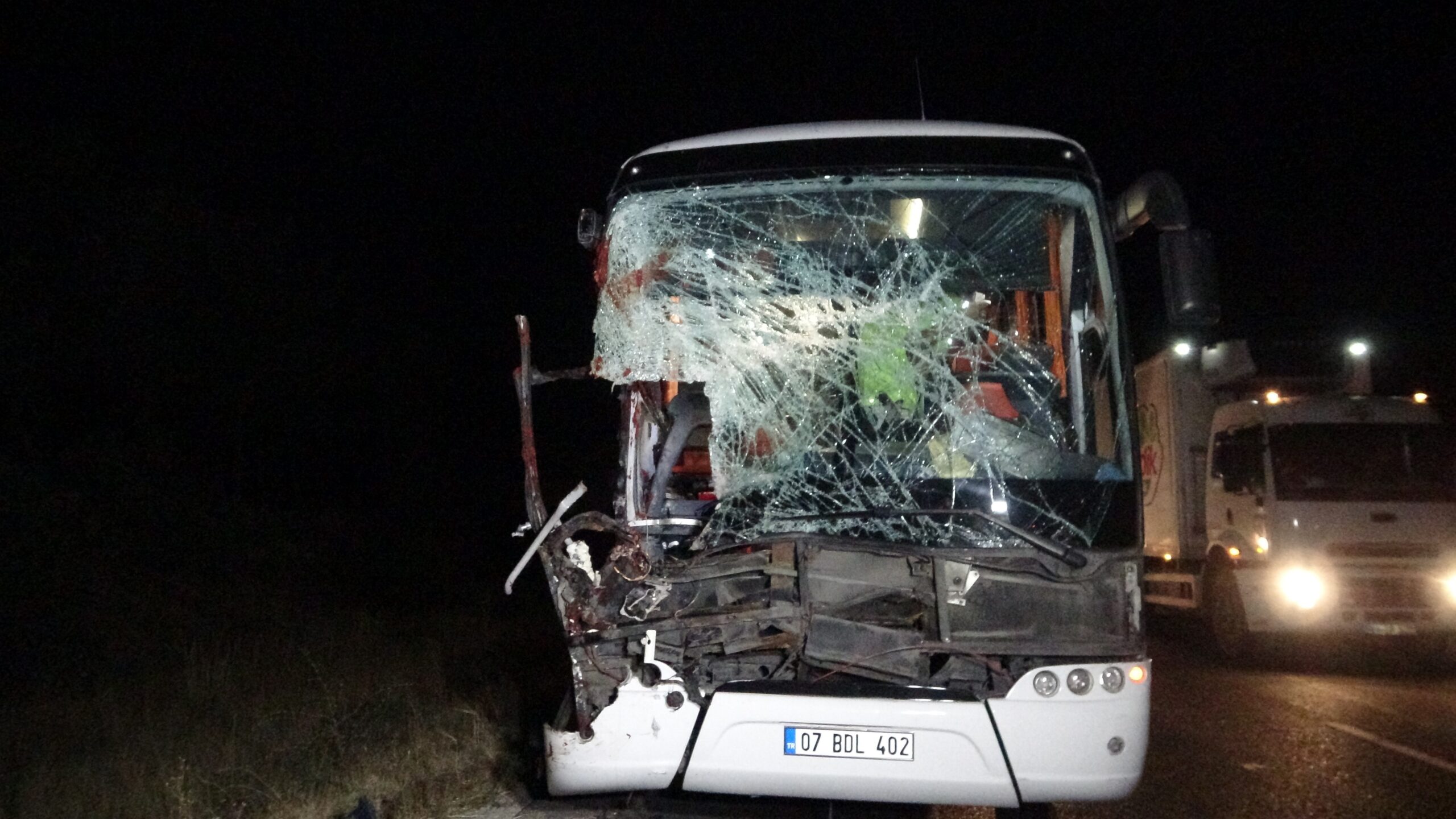 Yolcu otobüsü tıra arkadan çarptı: 1’i ağır 15 yaralı!