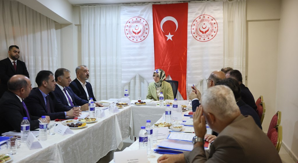 Bakan Göktaş, Hatay’da “Her an yanınızda olmak istiyoruz”