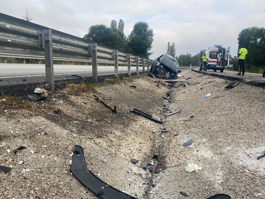 Bariyerlere çarpan hafif ticari araçta 24 yaşındaki genç yaşamını yitirdi!