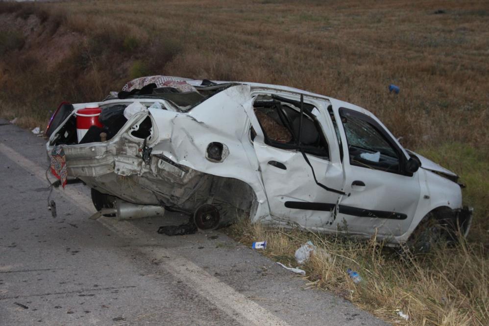 Taklalar atan otomobilde 3 kişi yaralandı