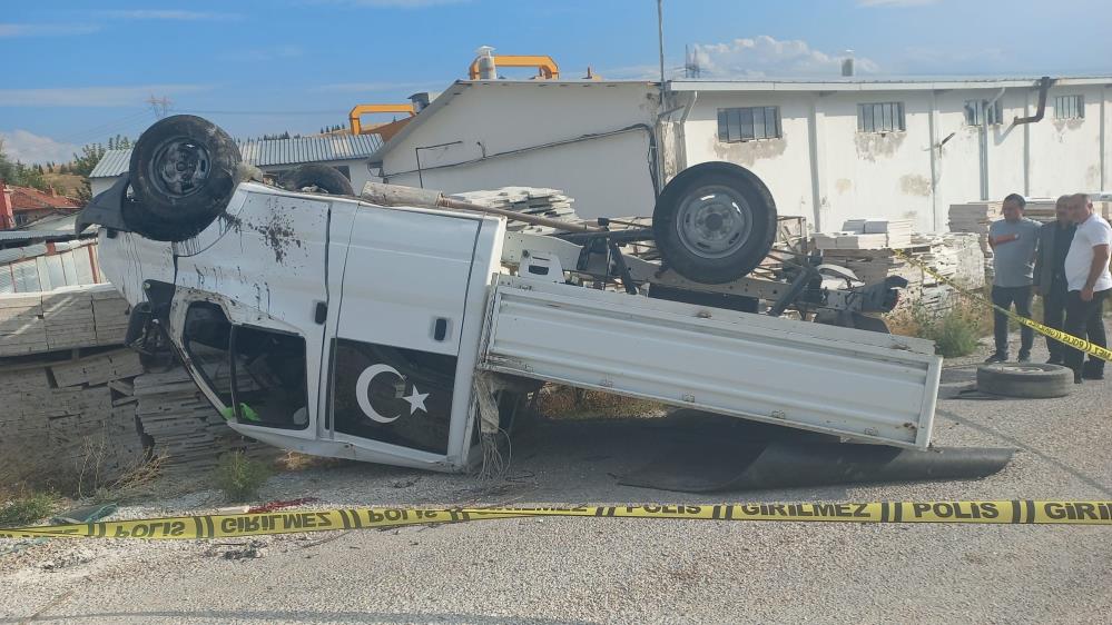 Devrilen kamyonetin sürücüsü öldü