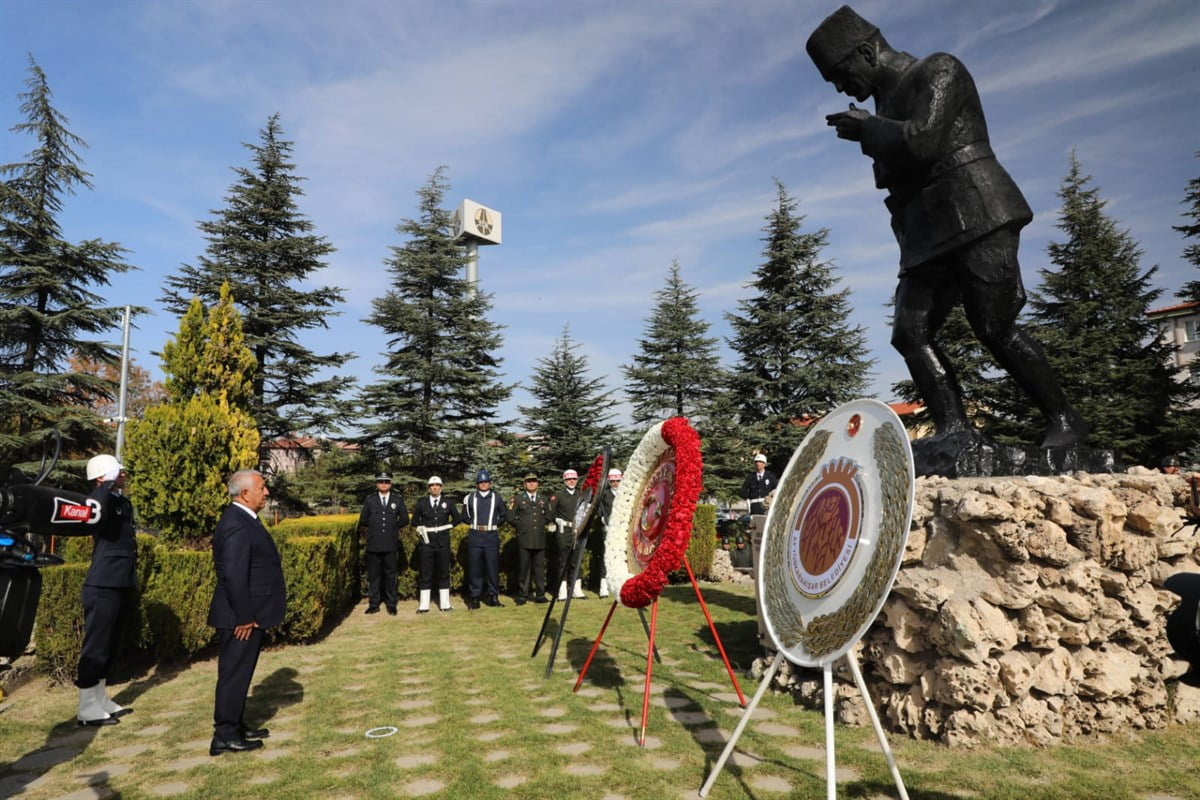 Protokol Atatürk Anıtı’na çelenk sundu