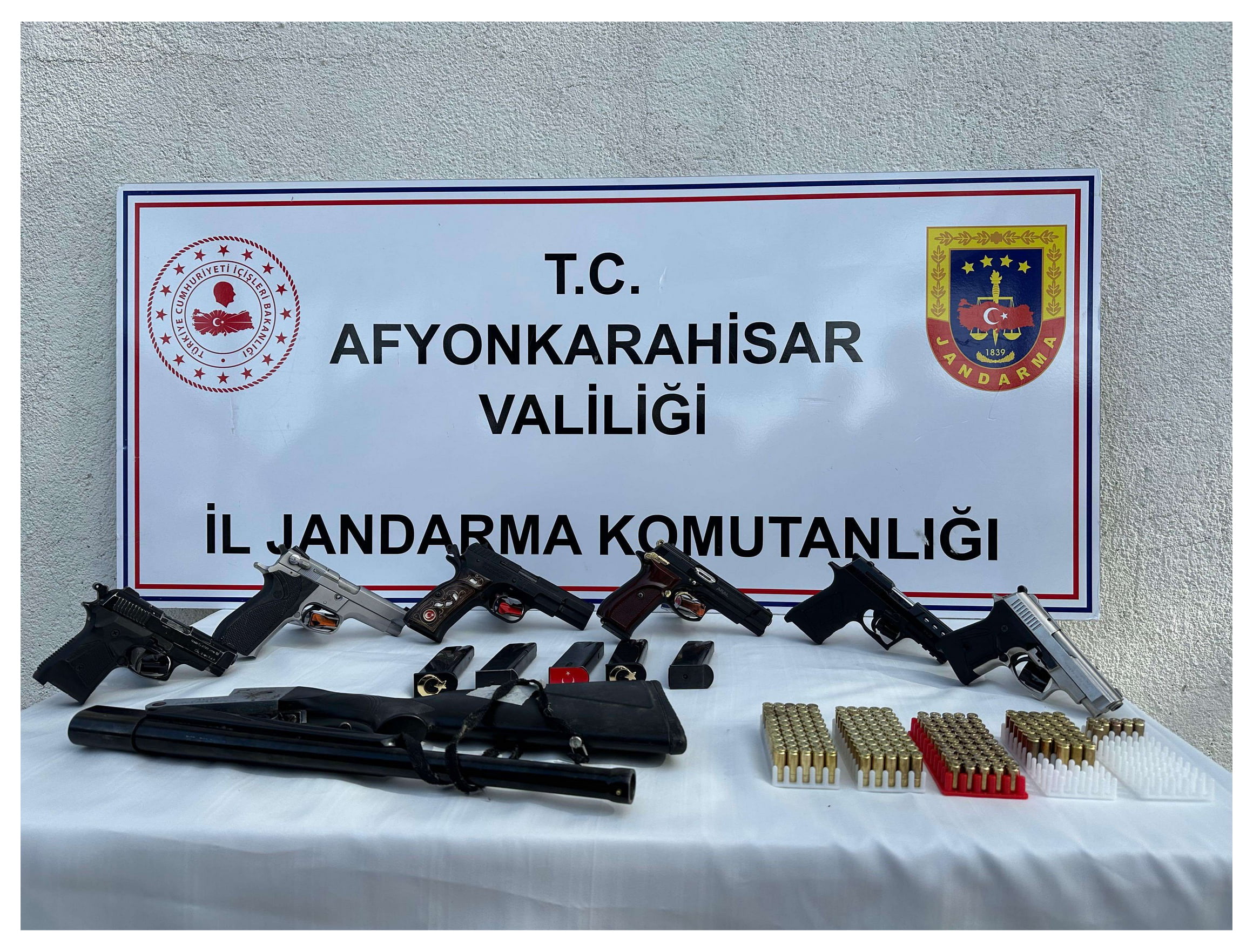 Jandarma düğün magandalarını yakaladı