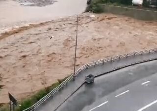 Taşan dere, yolları ulaşıma kapadı