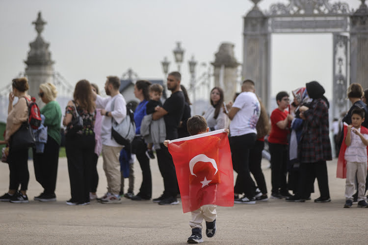 Dolmabahçe Sarayı’na ziyaretçi akını!