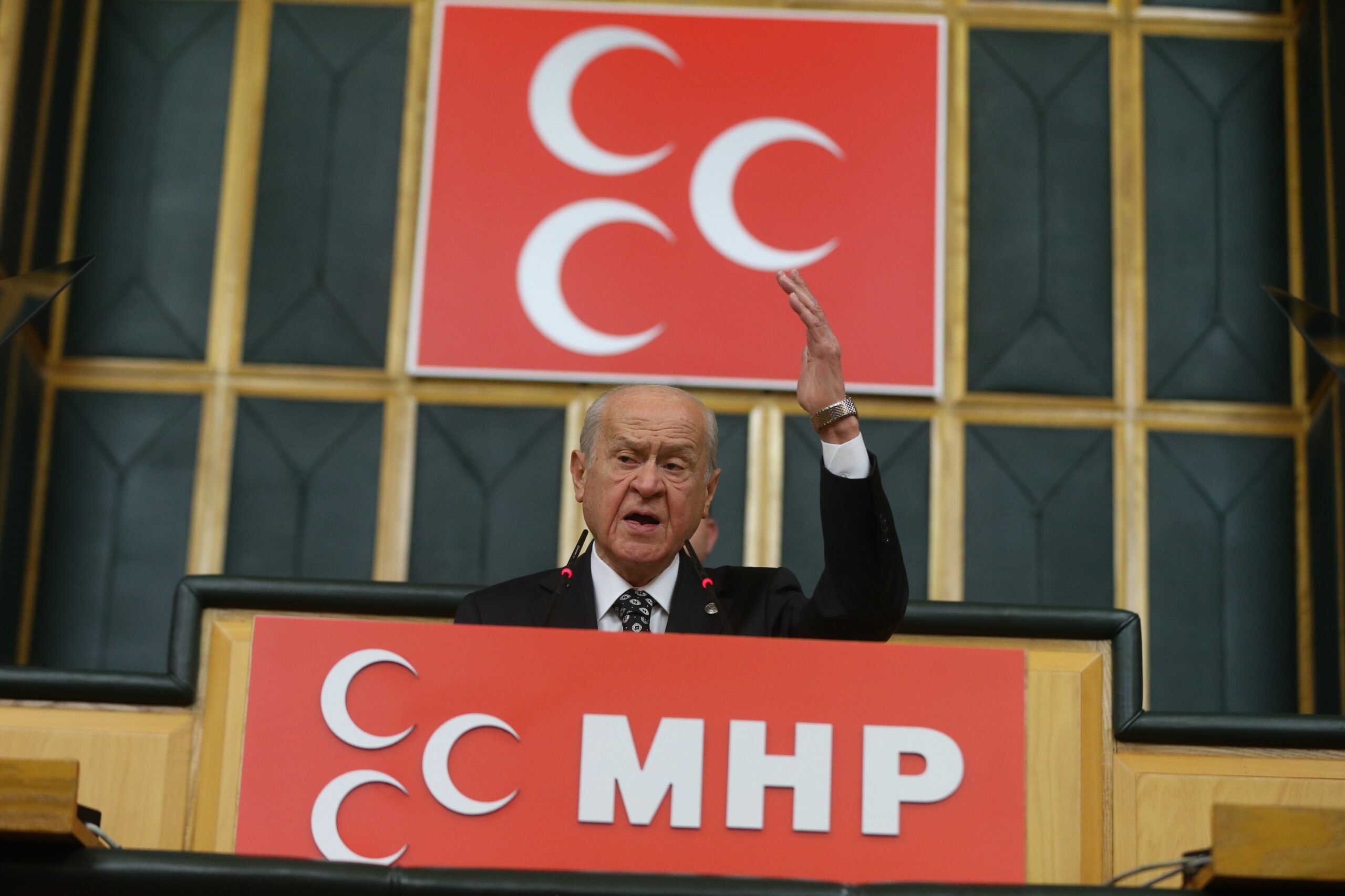 Bahçeli:“Darbe anayasası Türkiye’ye layık değildir”