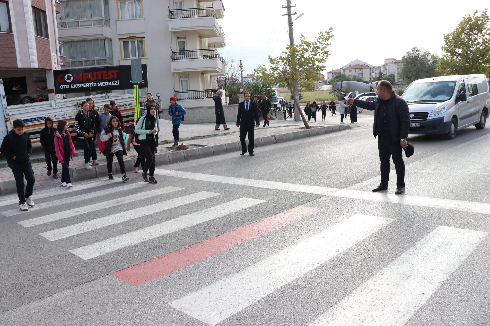 Muhtar her sabah trafiği durduruyor!